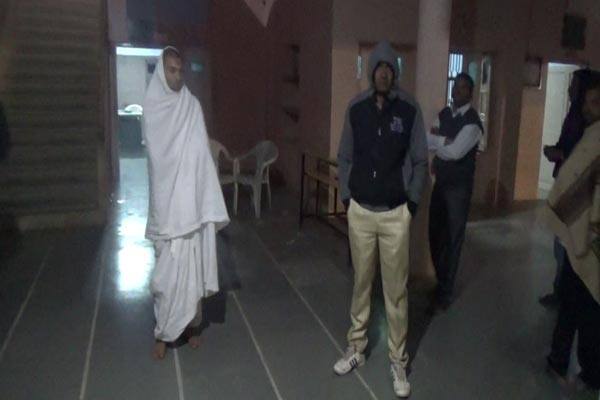 અક્ષયરાજસિંહના પિતા ભાવનગરમાં રિક્ષા ચલાવી પરિવારનું ગુજરાન ચલાવે છે. પિતા અર્જૂનસિંહે એકના એક પુત્રને ધ્રાંગધ્રા ભણવા માટે મોકલ્યો હતો. જોકે, પુત્રની હત્યાથી એકનો એક દિકરો ગુમાવનાર પિતા પુત્રની લાશને ભેટી રડી પડ્યા હતાં. મૃતક અક્ષયસિંહ ગોહિલ અભ્યાસમાં ખૂબ જ તેજસ્વી હતો. ગુરૂકુળમાં અભ્યાસ કરતા વિદ્યાર્થીઓની સલામતી તથા સુરક્ષાને ધ્યાને લઇને સંસ્થા દ્વારા રૂમમાં કેમેરા તો લગાવ્યા છે, પરંતુ તમામ કેમેરા બંધ હાલતમાં છે.