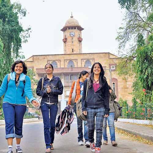 રાજ્યના તત્કાલિન શિક્ષણમંત્રી આનંદીબેન પટેલ વખતે પાર્ટટાઇમ અધ્યાપકોએ કાયમી થવા માટે લડત લડવાનો નિર્ધાર વ્યકત કર્યો હતો. અઠવાડિયે ત્રણથી ચાર પિરીયડ લેતા અધ્યાપકોનો રૂ.4680 માસિક પગાર 30 ટકા વધી રૂ. 6084 કરાયો છે. જ્યારે અઠવાડિયે પાંચથી સાત તાસ લેતા પાર્ટટાઇમ અધ્યાપકોનો રૂ. 9360 માસિક પગાર વધીને રૂ. 12,168 અને અઠવાડિયે આઠથી દસ પિરીયડ લેતા અધ્યાપકોનો રૂ. 14040 પગારમાં 30 ટકા વધીને સૂચિત માસિક વેતન રૂ.18,252 નક્કી કરવામાં આવ્યો છે.