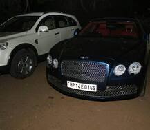 વડોદરાની શરાબ પાર્ટીમાં પકડાયેલી મોંઘીદાટ કારો કોની કોની છે, જાણો વિગત