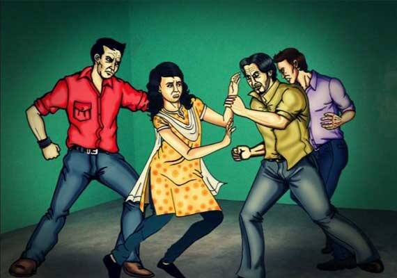  મને એક રિક્ષામાં બેસાડીને ખેતરમાં લઇ ગયા હતા ત્યાં મને મોટા ખાડામાં રહેવાની ફરજ પાડવામાં આવી હતી મારા પર બળાત્કાર કરવો હોય ત્યારે જ આરોપી નરેશ મને ખાડામાંથી બહાર કાઢતો હતો. છોકરીએ આપેલા નિવેદનના આધારે પોલીસે આઠ આરોપીઓ સામે કેસ નોંધ્યો હતો અને એ બધાની ધરપકડ કરી હતી. 