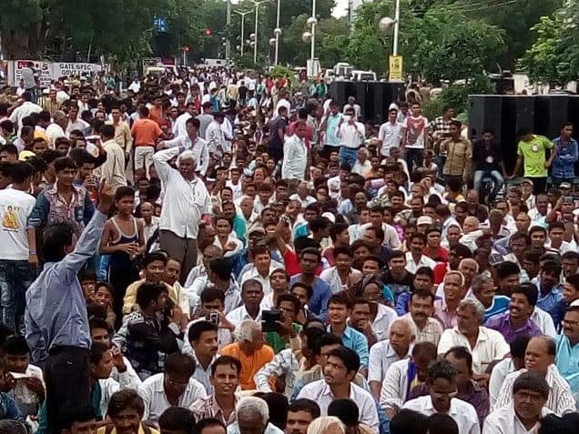 ગુજરાત જન અધિકાર મંચના નેતાઓ સાથે સરકાર વતી નીતિ પટેલે ચર્ચા કરી હતી. જન અધિકાર મંચના નેતાઓ સાથે ચર્ચા કર્યા બાદ નીતિન પટેલે તેનમે આ મુદ્દે સકારાત્મક નિર્ણય આવશે તેવું આશ્વાસન આપ્યું હતું. જોકે જન અધિકાર મંચે આ મુદ્દે કોઈ સકારાત્મક નિર્ણય ન આવે તો આગામી ત્રણ દિવસ બાદ સમ્મેલ યોજનાની ચીમકી ઉચ્ચારી હતી.