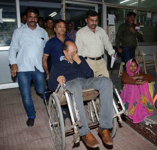 જીતેન્દ્ર શાહના પુત્ર અલય શાહને છાતીમાં દુઃખાવો થતાં તેઓને પહેલા જમનાબાઇ હોસ્પિટલમાં લઇ જવામાં આવ્યા હતા. જ્યાંથી વધુ સારવાર માટે સયાજી હોસ્પિટલમાં ખસેડાયા હતા. જ્યાં તેમને એમઆઇસીસીયુમાં દાખલ કરાયા હતાં. 