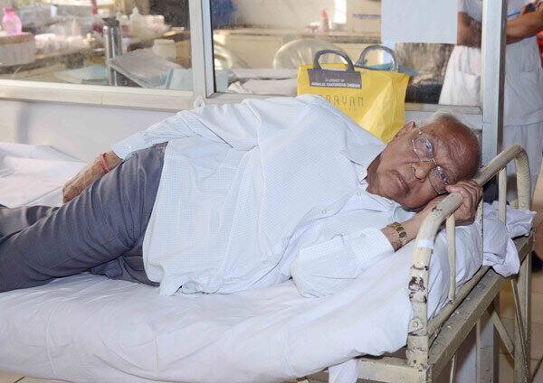 નોંધનીય છે કે, અખંડ ફાર્મહાઉસમાં યોજાયેલી પાર્ટીમાં પકડાયેલા ઉદ્યોગપતિ જીતેન્દ્ર શાહ અને તેમના પુત્ર અલય શાહની તબિયત અચાનક જ લથડી હતી. જીતેન્દ્ર શાહને છેલ્લા 15 વર્ષથી બ્લડપ્રેસરની બીમારી અને 6 વર્ષથી ડાયાબિટીસ છે. જીતેન્દ્ર શાહને છાતીમાં દુઃખાવો અને ગભરામણ થતાં તેમને હોસ્પિટલમાં દાખલ કરાયા હતા. 