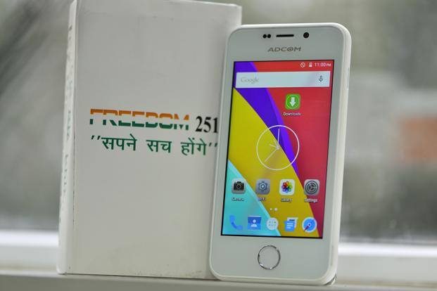  ફ્રીડમ 251ની જાહેરાત પછી દેશભરમાં લગભગ 7 કરોડ લોકોએ આ ફોન માટે બુકિંગ કરાવ્યું હતું અને 30,000 લોકોએ તેના માટે એડવાન્સમાં પેમેંટ પણ કરી દીધું હતું. ફોન તૈયાર કરવા માટે કોઈ મેન્યુફેક્ચરિંગ ફેસિલિટીના આ પ્રકારની જાહેરાતને લઈને કંપનીની નિંદા પણ થઈ હતી. 