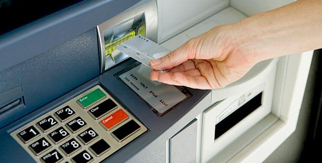 બેન્કમાંથીનાણાં ઉપાડવાની મર્યાદા પૂરી નથી કરી પરંતુ એટીએમના ઉપયોગની મર્યાદા પૂરી કરી નાખી છે. જે બેન્કનું એટીએમ કાર્ડ હોય તે બેન્કના એટીએમમાં પાંચ વખત મફત પૈસા ઉપાડી શકાશે. જેમાં બેલેન્સ ઇન્ક્વાયરી જેવા અન્ય ઉપયોગનો પણ સમાવેશ થાય છે. અન્ય બેન્કના એટીએમમાંથી 3 વખત મફતમાં પૈસા ઉપાડી શકાશે ત્યાર બાદ પ્રતિ ટ્રાન્ઝેક્શન રૂ. 20નો ચાર્જ અને સર્વિસ ટેક્સ પણ લાગશે.