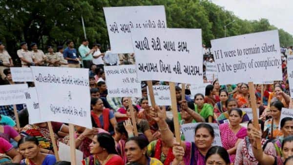 ગાંધીનગરઃ છેલ્લા ઘણાં સમયથી ચાલી રહેલા પાટીદાર અનામત આંદોલન પછી હવે પાટીદારોને ઓબીસીમાં સમાવેશ કરવાની કાનૂની પ્રક્રિયા શરૂ થઈ છે. મોટા બાવન કડવા પાટીદાર સમાજે અન્ય પછાતવર્ગો માટેના પંચ સમક્ષ રજૂઆત કરી છે.