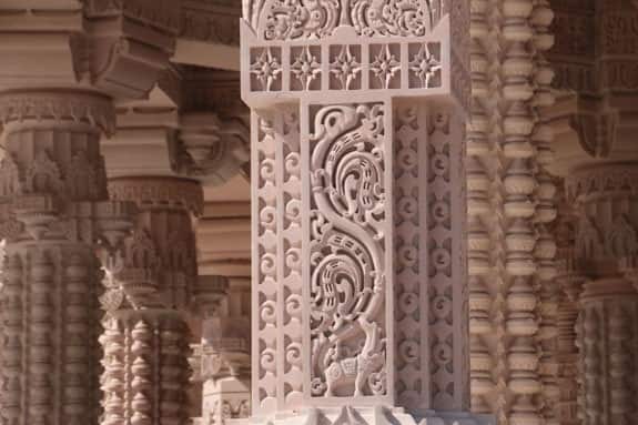 મંદિરનું નિર્માણ કરનારા ઈજનેર ત્રિવેદીભાઈએ જણાવ્યું હતું કે, પાંચ વર્ષની મહેનત બાદ આ મંદિરનું નિર્માણ પુરુ થયું છે. મંદિર સોમપુરા શૈલીમાં નિર્માણ કરાયું છે. મંદિર બનાવવા માટે ખાસ રાજસ્થાન અને મધ્યપ્રદેશમાંથી પસંદગીના પથ્થરો મંગાવવામાં આવ્યા છે. 