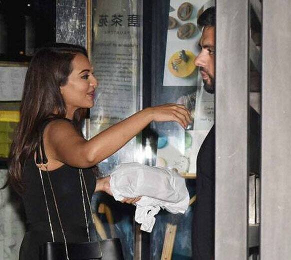 અહેવાલો છે કે મુજબ, સોનાક્ષી સિંહા તેના કથિત બોયફ્રેન્ડ બંટી સજદેહ સાથે સગાઈ કરવા જઈ રહી છે. સગાઈની ડેટ હાલ નક્કી થઈ નથી, પણ સૂત્રોનું કહેવું છે કે ફેબ્રુઆરી 2017માં સગાઈ થવાની છે. સોનાક્ષી અને બંટી અનેકવાર સાથે જોવા મળી ચૂક્યા છે.