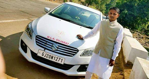 દાહોદઃ લીમખેડાના ધારાસભ્ય વીંછીયા ભરિયાના પુત્ર હરિકૃષ્ણ ભુરિયાએ ઘરે ગળે ફાંસો ખાઈને આપઘાત કરી લેતા ચકચાર મચી ગઈ છે. લીમખેડાના હાંડી ગામે ઘરે એકલો હતો, ત્યારે તેણે આપઘાત કરી લીધો હતો. આ અંગે પોલીસને જાણ થતાં પોલીસ ઘટના સ્થળે પહોંચી છે અને અકસ્માતનો ગુનો નોંધી વધુ કાર્યવાહી હાથ ધરી છે.