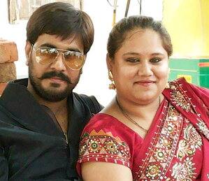 અમદાવાદઃ થાણેના કોલ સેન્ટર કૌભાંડનો પર્દાફાશ થયા પછી ગુજરાત પોલીસે અમદાવાદ અને અન્ય જગ્યાએ ગેરકાયદે ચાલતાં કોલસેન્ટરો પર તવાઇ બોલાવી છે, ત્યારે અમદાવાદના ચાંદખેડામાંથી વધુ એક કોલસેન્ટર પકડાયું છે. વિદેશીઓને ડરાવીને પૈસા પડાવતા કોલસેન્ટર પર દરોડો પાડીને પોલીસે એક યુગલની ધરપકડ કરી છે. આ યુવક-યુવતી ત્રણ વર્ષ પહેલા પ્રેમમાં પડ્યા હતા અને આ પછી લવ મેરેજ કરી લીધા હતા. એટલું જ નહીં, વિદેશીઓને ધૂતવા માટે તેમણે કોલ સેન્ટર શરૂ કર્યું હતું.