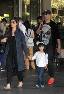 PICS: પરિવાર સાથે વેકેશન મનાવીને પાછો ફર્યો અક્કી, દિકરી નિતારાએ કેમેરા સામે કર્યા આવા નખરા