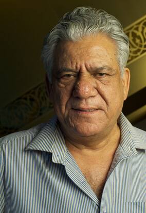 તે દિવસોમાં ઓમ પુરી જ્યાં રહેતા હતા ત્યાં તેમના ઘરની પાછળ ટ્રેન યાર્ડ હતું. તેમને ટ્રેનો તરફ આકર્ષણ હતું. બાદમાં તેઓ અભ્યાસ માટે નાના-નાનીના ઘરે પટિયાલા આવ્યા હતા. ત્યાં તેઓ પોતાના ખર્ચ માટે એક વકીલને ત્યાં કામ કરવા લાગ્યા. 