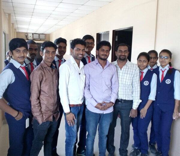 ઉલ્લેખનીય છે કે ગઈ કાલે સુરતનાં એક યુવાનને રૂપિયા 10 હજારનું ઈનામ લાગ્યું હતું. સુરતમાં રહેતા લક્ષ્મણ કનુભાઇ ગોંડલીયાએ 195 રૂપિયાના પેટ્રોલનું પેમેન્ટ કાર્ડથી કર્યું હતું. જેમાં યુવાનને લોટરી લાગી હોય તેમ 10 હજાર રૂપિયાનું ઈનામ મળ્યું હતું. લક્ષ્મણ અમરેલી સાવરકુંડલાના પિઠવડી ગામના વતની છે અને સુરતમાં જીવન જ્યોત ટ્રસ્ટ સંચાલિત એમ.જી. શાહ ઉચ્ચતર માધ્યમિક શાળામાં વહીવટી કામકાજ સાથે જોડાયેલા છે.