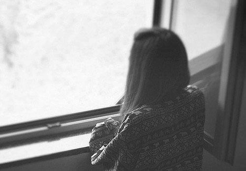 યુવતીએ ફરિયાદમાં જણાવ્યું છે કે, તેણે આબરૂ જવાની બીકે ઘરમાં કોઇને વાત કરી નહોતી. બાદમાં મહિલા સામાજીક કાર્યકરે મને હિમ્મત આપતાં હું ફરિયાદ કરવા પહોંચી હતી. આ બનાવની જાણ આજ સુધી તેણે પોતાના પરિવારનેકરી નથી. તેમ ફરિયાદમાં જણાવાયું છે.