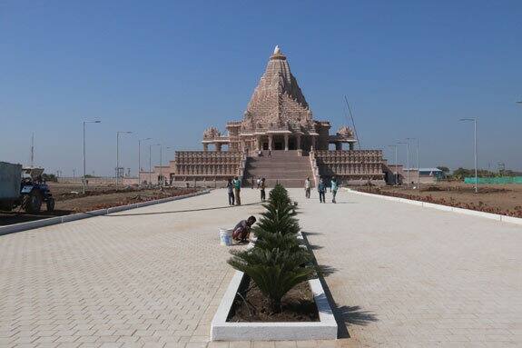 તે સિવાય મંદિરના પરિસર સહિત આજુબાજુના વિસ્તારને લીલોછમ બનાવાશે. ખોડલધામમાં 50 વીઘામાં શક્તિવન બનાવવામાં આવશે. જેમાં 40 હજાર વૃક્ષો વવાશે. ખોડલધામના પ્રોજેક્ટ મુજબ આખો વિસ્તાર લીલોછમ બનશે.