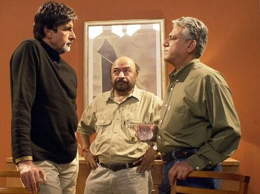 ઓમે જવાબ આપ્યો કે, ‘તમે અર્ધ સત્ય કરવાની ના પાડી હતી.’ અમિતાભ બચ્ચને પૂછ્યું, ‘મેં ના પાડી હતી?’ ઓમ પુરીએ કહ્યું, ‘તમે વ્યસ્ત હતા. જો તમે અર્ધસત્ય સ્વીકારી હોત તો હું અત્યારે ક્યાંય ન હોત.’ અમિતાભ આ વાત પર હસી પડ્યા હતા. અને કહ્યુ હતું કે, ‘મને આનંદ છે કે મે અર્ધસત્ય ન સ્વીકારી કેમકે તમે જે રીતે આ ભૂમિકા ભજવી છે તે રૂકે હું ક્યારેય ન નિભાવી શક્યો હોત. અર્ધસત્ય મારી મનપસંદ ફિલ્મોમાં એક છે.’ (તસવીર- દેવના શૂટિંગ દરમિયાન અમિતાભ બચ્ચન, ઓમ પુરી અને દિગ્દર્શક ગોવિંદ નિહલાની)