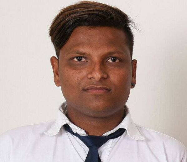 ડુમસ નાગેશ્વર સ્ટ્રેટ ખાતે રહેતી કિંજલ પટેલ(ઉ.વ. 21) યુનિવર્સિટીમાં નોકરી કરી હતી. કિંજલ ફિયાન્સ ડુમસ ખાતે ફરીને ઘરે પરત ફરી રહ્યા હતા, ત્યારે આ અકસ્માત નડ્યો હતો. જેમાં કિંજલના ફિયાસન્ બાદલનું મોત થયું હતું. જ્યારે કિંજલ ગંભીર રીતે ઘાયલ થઈ હતી. ઘરે આવ્યા પછી ફિયાન્સનું મોત થયાના સમાચાર સાંભળીને કિંજલ આઘાતમાં સરી પડી હતી અને આ જ આઘાતમાં તેણે આજે આપઘાત કરી લીધો હતો.