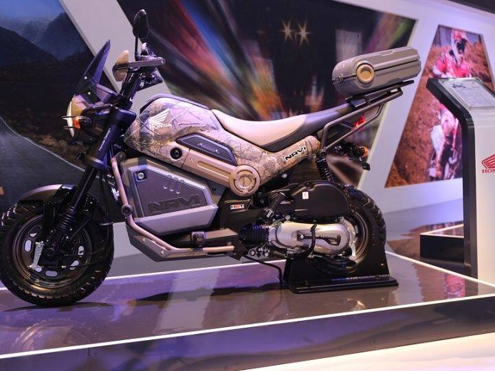 ફ્રન્ટમાં અપસાઈડ ડાઉન ટેલીસ્કોપિક ફોર્ક અને રીયરમાં હાઈડ્રોલિક મોનોશોકનો અનુભવ આપે છે. કંપનીએ એડવેન્ચરની કિંમત 48173 રૂપિયા અને ક્રોમની 44,713 રૂપિયા રાખી છે. જ્યારે નવીની બેસ પ્રાઈસ 39,500 રૂપિયા છે.