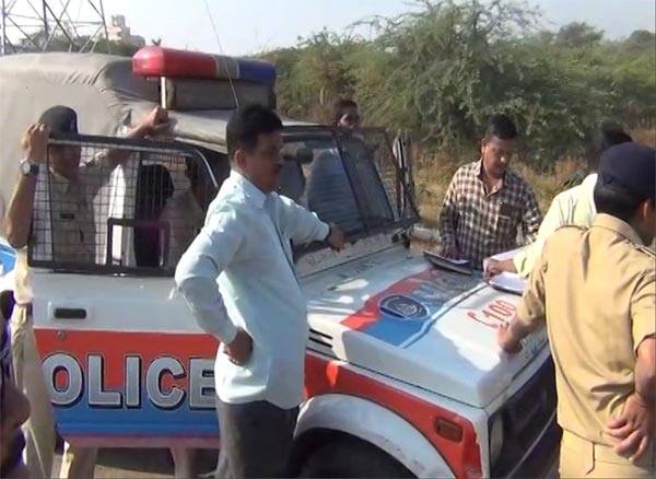 બીજી તરફ ગળું કપાયેલ હાલતમાં માથું મળી આવતા પોલીસે હત્યાની આશંકા વ્યક્ત કરી તે દિશામાં તપાસ શરૂ કરી છે. આ અગાઉ પણ સુરતના પાંડેસરા અને લીંબાયત વિસ્તારમાં બાળકોની માથું કપાયેલી હાલાતમાં લાશ મળી આવી છે. એ ઘટના હજી ઉકેલાઈ નથી ત્યાં કિશોરનું માથું મળી આવ્યું છે. પોલીસે ડોગ સ્કોડ અને એફએસએલની મદદથી કાયદેસરની કાર્યવાહી આરંભી છે.