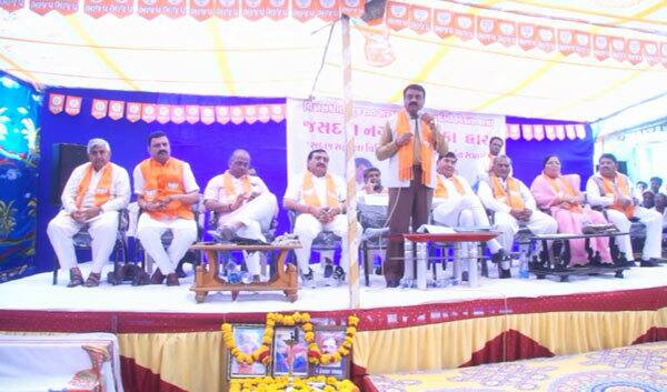 જસદણના રોડ-રસ્તાના ખાતમુહૂર્તના કાર્યક્રમમાં ભાષણ દરમિયાન ભંડેરીની જીભ લપસી હતી. ભંડેરીએ જણાવ્યુ હતું કે હવે તો ગાંધી પરિવારમાં દમ નથી. સોનિયાના સારા દિવસો સાથે ભાણીયો આવે તો કામ થાય. ભંડેરી દ્ધારા પ્રિયંકાના બદલે સોનિયાનું નામ બોલાય જતા હાજર સૌ કોઇ આશ્વર્યમાં પડી ગયા હતા. 