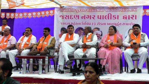 જોકે, ભાજપના પ્રવક્તા ભરત પંડ્યાએ માફી માંગી લીધી હતી અને તમામ સભ્યોને પણ ચીમકી આપી હતી કે ભાજપ સભ્યતા અને સંસ્કૃતિમાં માનનારો પક્ષ છે તેથી કોઇ પણ કક્ષાએથી નિમ્ન સ્તરના શબ્દપ્રયોગો ન થાય તેની સૌએ કાળજી રાખવી જોઇએ. 