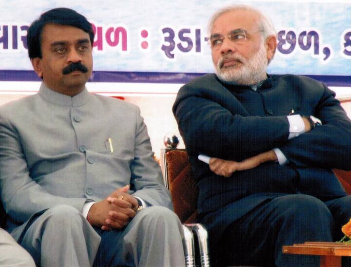 પોરબંદર આવેલા ભંડેરીને કાળા વાવટા દેખાડી કોગ્રેસે વિરોધ કર્યો હતો. ભંડેરીએ કરેલી અભદ્ર ટીપ્પણીને લઇને આજે રાજકોટ કોંગ્રેસ દ્વારા ત્રિકોણ બાગ ખાતે વિરોધ કરવામાં આવ્યો હતો. કાર્યકરોએ ભંડેરી વિરૂધ્ધ સૂત્રોચ્ચાર કરી તેના પૂતળાનું દહન કર્યું હતું. પોલીસે કોંગ્રેસના 25 કાર્યકરોની અટકાયત કરવામાં આવી હતી. 
