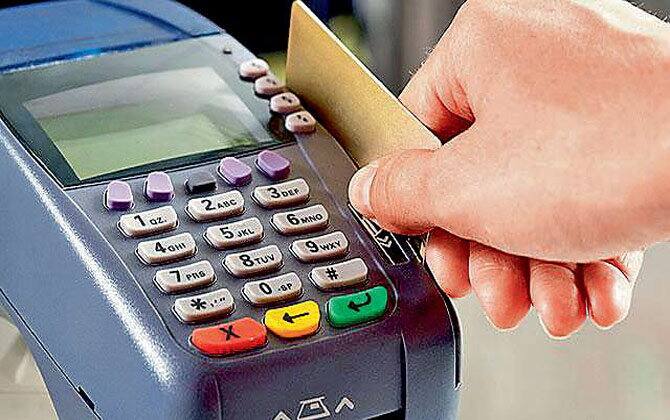 અખિલ કર્ણાટક ફેડરેશન ઓફ પેટ્રોલિયમ ટ્રેડર્સ એન્ડ બેગ્લોર પેટ્રોલિયમ ડિલર્સ એસોસિયેશનના પ્રેસિડેન્ટ બી.આર રવિન્દ્રનાથે કહ્યું કે, બેન્કોએ લોકોની માફી માંગવી જોઇએ. બેન્કો દ્ધારા લગાવાયેલો સરચાર્જ ડિલર્સના નફામાં કાપ મુકે છે.