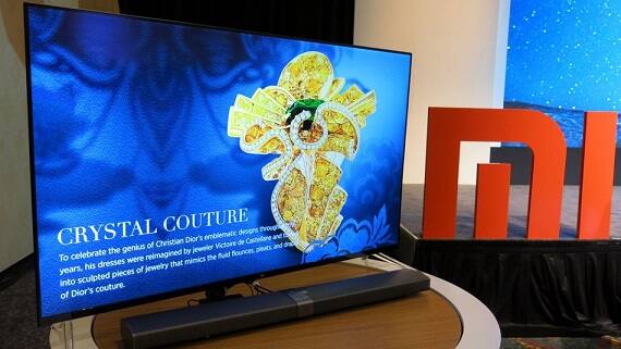 ટીવી ફ્રેમલેસ ડિવાઈનમાં છે, અને તેની જાડાઈ માત્ર 4.9mm છે. એટલું જ નહીં, આ આઈફોન 7 કરતાં પણ પાતળું છે. કંપની તરફથી આ પ્રથમ ટીવી છે, જેમાં પ્રીમિયમ ડોલ્બી ATMOS ઓડિયો સેટઅપ છે. તેમાં મધરબોર્ડને બાદમાં અપગ્રેડ પણ કરી શકાય છે.