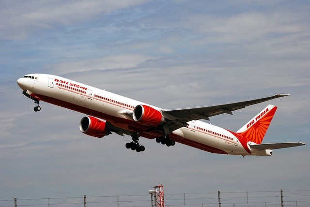Air India flight coming from Dubai to Kochi reported incident of low pressure diverted to Mumbai Air India Flight: दुबई से कोच्चि आ रहे एयर इंडिया के विमान में खराबी, मुंबई किया गया डायवर्ट