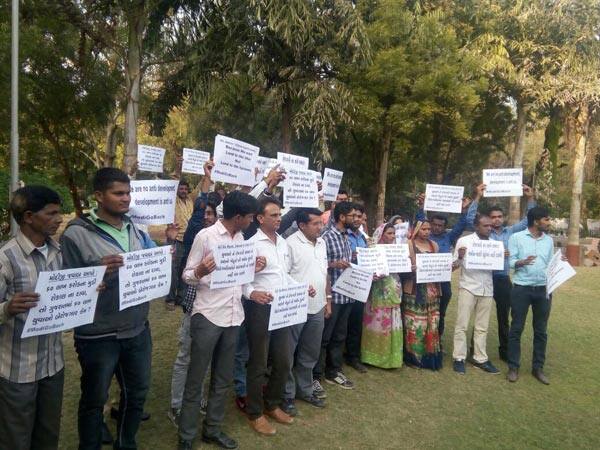 તેમણે ઉમેર્યું હતું કે, વાઇબ્રન્ટ સમિટમાં અનેક વિદેશી મહેમાનો સમક્ષ ગુજરાતની અસ્મિતા માટે વિરોધ ન કરવા વિનંતી કરવામાં આવી હતી. તેમણે ઉમેર્યું હતું કે, જો માર્ચ મહિના સુધી કોઇ ઉકેલ નહીં આવે તો ફરીથી આંદોલન શરૂ કરવામાં આવશે.