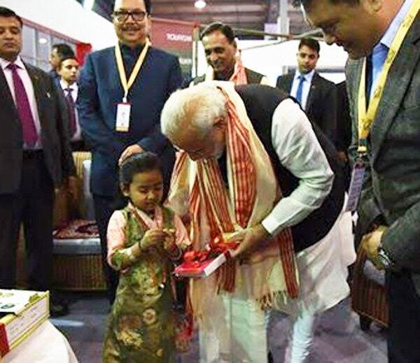 બાળકી સાથે પ્રેમથી વાત કરી રહેલા પ્રધાનમંત્રી મોદી