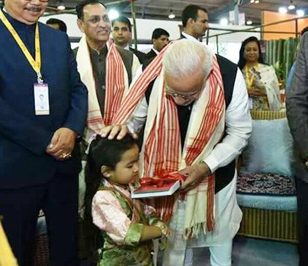 બાળકી સાથે પ્રેમથી વાત કરી રહેલા પ્રધાનમંત્રી મોદી