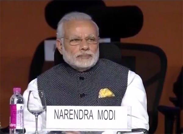 વાઈબ્રન્ટ સમિટના ઉદઘાટન પ્રસંગે જાણીતા ગાયક પાર્થિવ ગોહિલે જય જય ગરવી ગુજરાત ગીતનું ગાન કર્યું હતું અને ગુજરાતી અસ્મિતાનો પરિચય કરાવ્યો હતો. એ પછી વાયબ્રન્ટ ગુજરાત અંગે પ્રેઝન્ટેશન કરાયું હતું. તેમાં સરદાર વલ્લભભાઈ પટેલને યાદ કરાયા હતા અને મુખ્યમંત્રી તરીકે નરેન્દ્ર મોદીએ ગુજરાતના વિકાસમાં આપેલા યોગદાનને યાદ કરાયું હતું. 