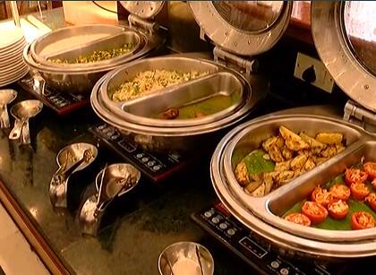 સૂત્રો પાસેથી જાણવા મળ્યું હતું કે, પીએમ લોન્જમાં વડાપ્રધાન મોદી સાથે પોર્ટુગલના પીએમ, ર્સિબયાના પીએમ સહિતની ટોચની રાજકીય હસ્તીઓએ ભોજનનો રસાસ્વાદ માણ્યો હતો. 