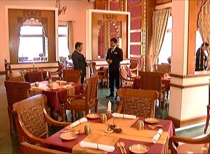 આ ભોજન સમારોહમાં લીલવાની કચોરી, ફણગાવેલા મગ, ખાંડવી, મેથીના થેપલા અને જલેબી સહિતની ગુજરાતી વાનગી સહિતની શાહી મિજબાની માણી સૌ મહેમાનો ગદગદિત થઈ ગયાં હતા. 