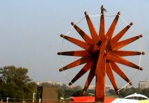 વાયબ્રન્ટમાં મહાત્મા મંદિરનો ચરખો કપિરાજનું સિંહાસન બન્યો, જુઓ તસવીરો