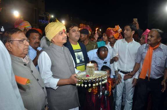 રાજકોટમાં 2 જાન્યુઆરીથી ખોડલધામ રથે પરિભ્રમણ શરૂ કર્યું હતું. રથ દ્વારા લેઉવા પાટીદાર સમાજના પરિવારોને પ્રાણપ્રતિષ્ઠા મહોત્સવનું આમંત્રણ આપવામાં આવ્યું હતું. બુધવારે રથે રાજકોટના વિસ્તારોમાં પરિભ્રમણ કર્યું હતું.