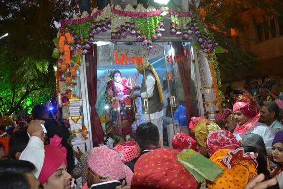 રાજકોટ: ખોડલધામ મહોત્સવને હવે ગણતરીના દિવસો બાકી છે અને રાજ્યમાં અલગ અલગ શહેરોમાં ફરી રહેલા મા ખોડલના રથને ભવ્ય પ્રતિસાદ મળી રહ્યા છે ત્યારે ગઇકાલે રાજકોટમાં મોડી સાંજે ખોડલધામના અગ્રણી નરેશ પટેલના ઘરે ખોડલ રથનું આગમન થયું હતું.