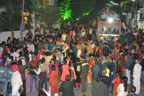 નવ દિવસ મા ખોડલના રથે પરિભ્રમણ કરી 80 હજાર લેઉવા પટેલ પરિવારોને ખોડલધામ પ્રાણપ્રતિષ્ઠા મહોત્સવનું આમંત્રણ આપ્યું છે. પરિભ્રમણના અંતિમ દિવસે 10 હજાર ભાવિકોએ મહાઆરતી બાદ પ્રસાદનો લાભ લીધો હતો.