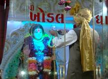 મા ખોડલને સોનાનો હાર પહેરાવી નરેશ પટેલનાં પત્નિએ કર્યું સ્વાગત, લોકોએ લાપસીનો મહાપ્રસાદ લીધો