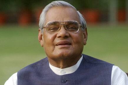 ગુજરાતના રમખાણો અંગે અરૂણ શૌરીએ કહ્યું કે, અટલજી ઘણા દુઃખી હતા અને તેઓની આંખમાં આંસુ પણ આવી ગયા હતા. તેમણે કહ્યું હતું કે, અટલજી એ એક રેફયુજી કેમ્‍પની મુલાકાત લીધી હતી અને ત્‍યારપછી અમારે તરત જ સિંગાપુર અને કંબોડીયા જવાનુ હતુ. તે વખતે બ્રિજેશ મિશ્રાએ મને કહ્યુ હતુ કે, અટલજી પાસે જાવ તેઓ ઘણા અપસેટ છે. તે પછી હું તેમની પાસે ગયો હતો અને તેઓ માથુ પકડીને બેઠા હતા. મેં પુછયુ કે તમે અપસેટ શા માટે છો? ત્‍યારે તેઓ રડવા લાગ્‍યા હતા. તેમણે કહ્યુ હતુ કે, હું કયા મોઢે મારી સિદ્ધિઓ વર્ણવીશ. એક એવુ મોટુ કલંક મારી સરકારને લાગી ગયુ છે. તે વખતે મેં કહ્યું હતું કે, તમે પ્‍લેનમાંથી ઉતરી અડવાણીજીને કહો કે મોદીને રાજીનામુ આપવા જણાવે, આમા કોઇ મોટી વાત છે તો અટલજી સાવ શાંત થઇ ગયા હતા. તેમણે ફોન ન કર્યો. તેમણે એમ પણ કહ્યુ હતુ કે, કારોબારીની મીટીંગમાં મોદીએ રાજીનામુ આપી દેવાની ઇચ્‍છ વ્‍યકત કરી હતી પરંતુ ૧૦ થી ૧પ લોકોએ બીલકુલ નહી, શું કામ આપે, કઇ ખોટુ થયુ નથી તેવા નારા લગાવ્‍યા હતા પરંતુ અડવાણીએ મોદીને બચાવી લીધા હતા. જેનાથી અટલજી દુઃખી હતા.