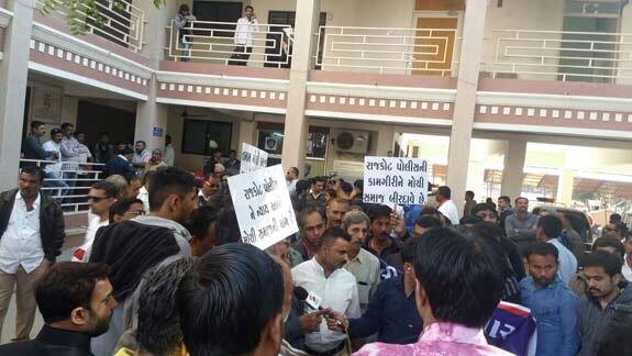 પોલીસે ધ્રાંગધ્રાના નરસિંહનગરમાં જઇ વિસ્તારમાં રહેતા કેટલાક લોકોના નિવેદન નોંધ્યા હતા. તમામે પોલીસ સમક્ષ જણાવ્યું હતું કે, 31મીની રાત્રે રાજકોટ શહેર પોલીસના બે અધિકારી સહિત 4 થી6 પોલીસમેન જુદી-જુદી બે કારમાં આવ્યા હતા અને પેંડા સહિતનાઓને ઉઠાવી ગયા હતા.