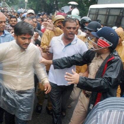 હાર્દિક પટેલે પોતે આ આક્ષેપ કર્યો છે. છેલ્લા ત્રણેક દિવસથી જે ઘટનાક્રમ બન્યો છે તેના કારણે હાર્દિકે આ આક્ષેપ કર્યો છે. ગુજરાત હાઈકોર્ટના આદેશને પગલે હાર્દિક રાજસ્થાન આવ્યો એ વખતે થયેલા કેસની કાર્યવાહી પોલીસે છેક છ મહિના પછી શરૂ કરી હાર્દિકને સમન્સ પાઠવતાં હાર્દિકે આક્ષેપ કર્યો છે.