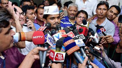 હાર્દિકને રાજદ્રોહના કેસમાં જામીન આપતી વખતે છ મહિના ગુજરાત બહાર રહેવાની શરત લાદી હતી. તેના કારણે હાર્દિકે ઉદયપુરમાં રહેવાનું નક્કી કર્યું હતું. હાર્દિકની છ મહિનાની મુદત 16 જાન્યુઆરીએ પૂરી થાય છે તેથી તે 17 જાન્યુઆરીએ ગુજરાતમાં પ્રવેશવાની યોજના બનાવી ચૂક્યો છે.