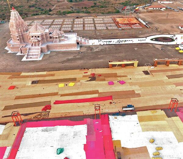 બીજી તરફ મહોત્સવમાં અનેક મહાનુભવાવો આવવાના હોવાથી કાગવડ ખાતે પાંચ હેલિપેડ ઉભા કરવામાં આવ્યા છે, જેના કારણે 4 હેલીકોપ્ટરનું સીધું લેન્ડિંગ થઇ શકશે. મહાનુભાવોના હેલિકોપ્ટર્સના ઉતરાણ માટેની વ્યવસ્થા મુખ્ય સમારોહથી થોડેક દૂર કરાઈ છે કે જેથી સમારોહને અસર ના થાય.