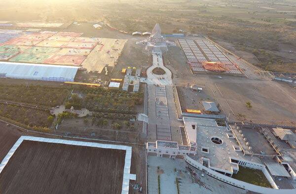 બીજી તરફ અગાઉ એવી અટકળો વહેતી થઈ હતી કે વડાપ્રધાન નરેન્દ્ર મોદી પણ આ સમારોહમાં હાજર રહેશે. જો કે મોદી આ સમારોહમાં હાજર રહેવાના નથી. ખોડલધામ મહોત્સવના આયોજકોએ માત્ર પાટીદાર રાજકીય આગેવાનોને જ આ સમારોહમાં હાજર રહેવા નિમંત્રણ અપાયું હોવાની જાહેરાત કરી છે.