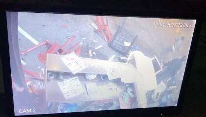 તેમણે ઉમેર્યું કે કારના કાચ અને અન્ય ઘણી વસ્તુ ડુપ્લીકેટ બનતી જ હોય છે. એ રીતે મારા ઘરની નેમ પ્લેટ બની છે અને તેને મારા ઘર સાથે કોઈ લેવાદેવા નથી. આ નેમ પ્લેટ પણ ડુપ્લિકેટ હોઈ શકે છે.