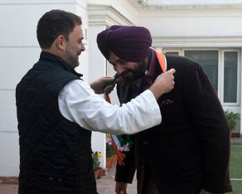 સિદ્ધુ 2004થી ભાજપ સાથે જોડાયેલા હતા અને ત્રણ વાર અમૃતસર બેઠક પરથી જીત્યા હતા. 2015માં ભાજપનો સાથ છોડી દીધો હતો. તે પછી અફવાઓ હતી કે તેઓ આમ આદમી પાર્ટીમાં જોડાશે.