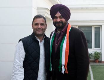 નવી દિલ્લી: રવિવારે અંતે પૂર્વ ક્રિકેટર અને રાજનેતા નવજોત સિંહ સિદ્ધુ કોંગ્રેસમાં જોડાઈ ગયા છે. આજે કોંગ્રેસના ઓફિશીય ટ્વિટર પર આ તસવીર શેર કરીને અહેવાલ આપ્યા હતા. પંજાબ વિધાનસભાની ચૂંટણી પહેલા સિદ્ધુનું આ બહુ મોટું પગલું છે.