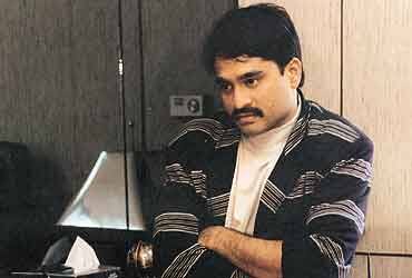 રીશીને દાઉદ બીજી વખત 1989માં દુબઇમાં એક શૂ કંપનીના સ્ટોરમાં મળ્યો હતો. એ વખતે નીતુ સિંહ પણ સાથે હતી. દાઉદે રીશિને તે જે ખરીદવા માગતો હોય તો ખરીદવા કહ્યું પણ રીશિએ ના પાડીને કહ્યું કે, પોકાનું શોપિંગ જાતે જ કરશે. દાઉદે ત્યારે કહેલું કે, હું એટલા માટે ભાગ્યો છું કેમ કે મને ભારતમાં ક્યારેય ન્યાય નહિ મળે.